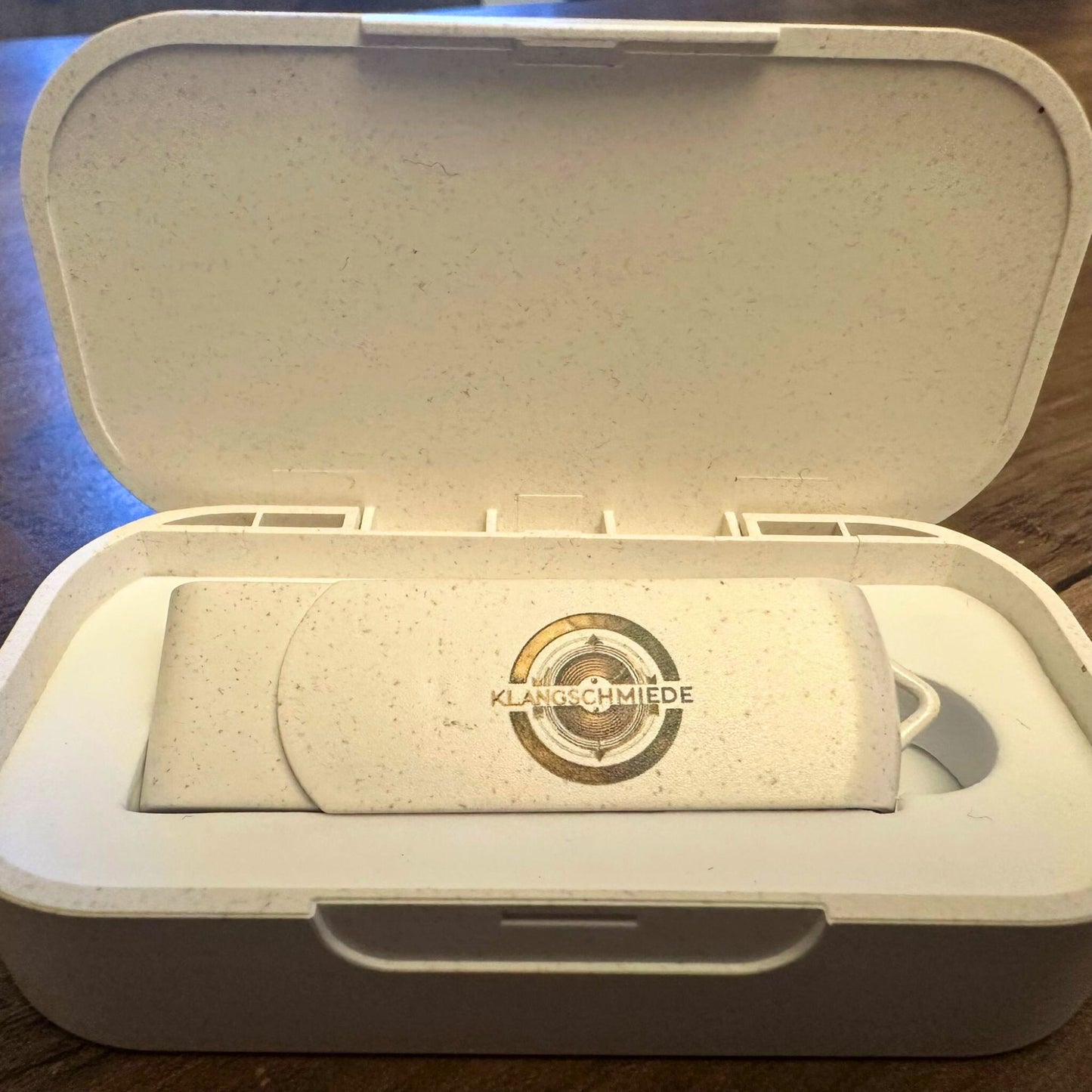 Frozen Flame – Supporter-Bundle (USB + Tasse)